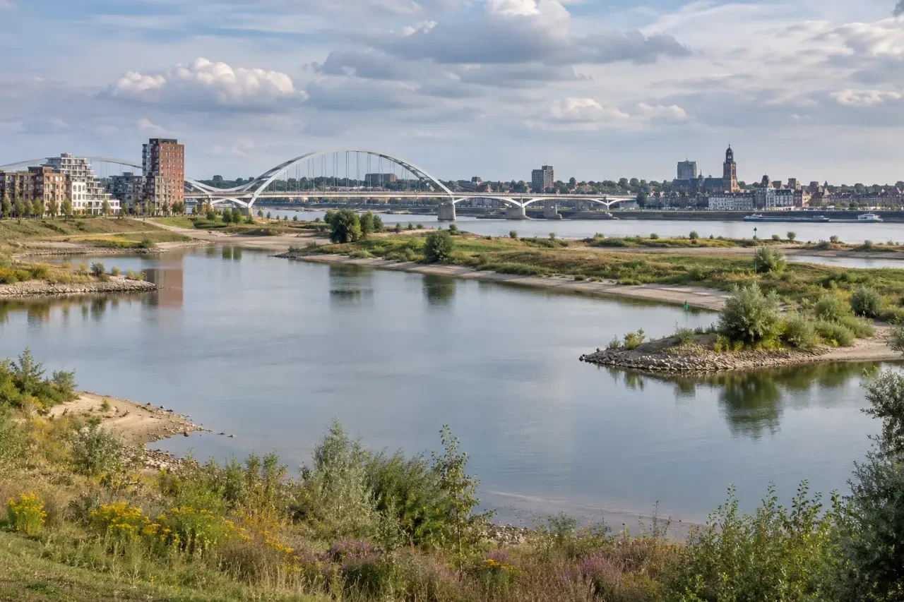 Lent Nijmegen aan de Spiegelwaal met uitzicht op de skyline van Nijmegen